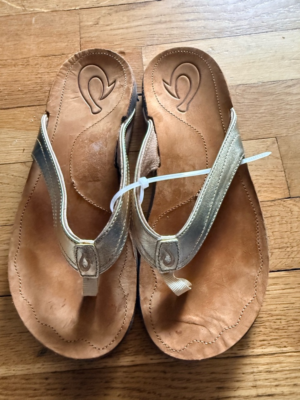 OluKai Women's Metallic Gold Leather Thong Sandals